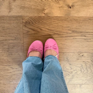 Rosa ballerinaskor med rosett - Söta rosa ballerina, kommit till användning en gång