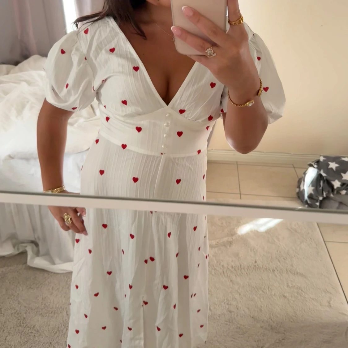 Vit långklänning med röda hjärtan - 2
