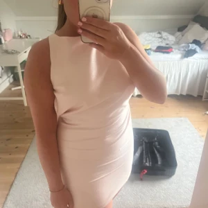 Ljusrosa klänning med öppen rygg - Supersnygg ljusrosa  klänning med öppen rygg och knytband i nacken. Klänningen är ifrån Maje i storlek 38, den är i superbra skick då jag endast använt den en gång! Köpt för 2800kr 🩷🩷🩷