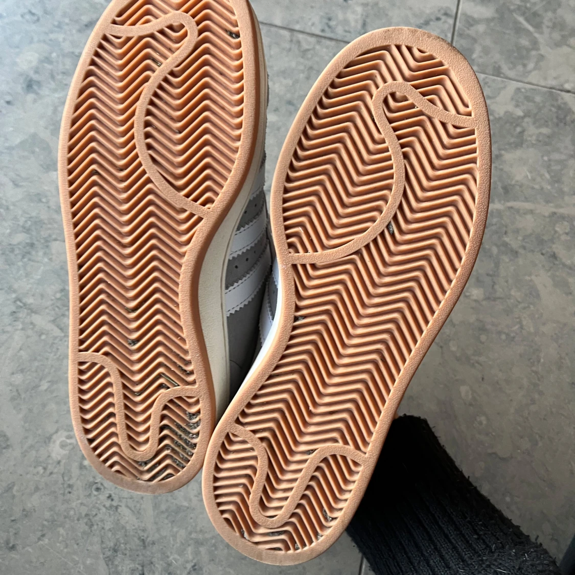 Gråa adidas campus - 1