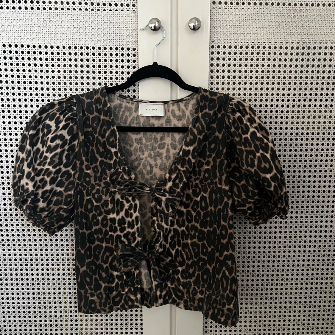 Leopardmönstrad blus med rosetter från Neo Noir - 1
