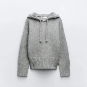 Grå stickad hoodie  - Mysig grå hoodie från  med huva och snörning. Tröjan är stickad och har breda ribbade muddar vid ärmslut och nederkant. Perfekt för chill dagar och har en clean look som funkar till jeans eller mjukisbyxor. !det är ej den det är på bilden men liknade då den är från Zara och den ja säljer är från Gina! 