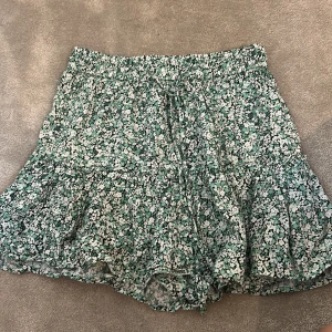 Blommig kjol från Zara - Blommig kjol från Zara med shorts under 🌸som är i strl S men passar xss-s 💞pris kan diskuteras