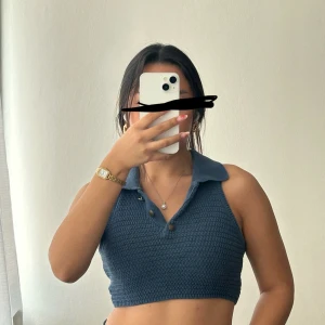 Blå stickad croppad linnetopp Zara - Säljer en blå stickad croppad linnetopp från Zara med krage och två knappar framtill. Perfekt att styla med jeans eller kjol för en trendig look.   Storlek: S men mer som en XS skulle jag säga. 