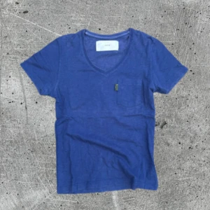 Blå t-shirt med v-ringning från AKM - calm akm v neck.