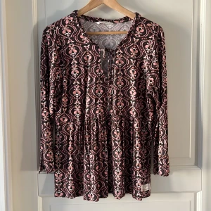 Odd Molly Top stl 2 - Mycket fin top i rosa och brunt. Något använd men mycket välbevarad. 