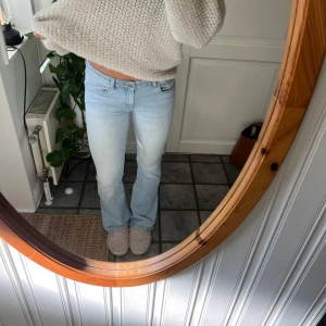 Jeans i ljus tvätt - Väldigt fina jeans som passar till så mycket! Har dock en lagning (synns knappt när man har på sig) och snöre i (går att ta ut). 