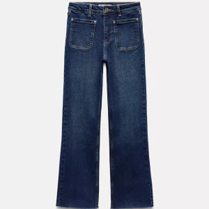 Nya blå Zara jeans - Snygga mörkblå jeans från Zara i storlek 38 med kortare utsvängda ben och fickor fram. Helt nya med lapparna kvar. 