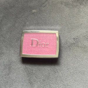 Dior Backstage Rosy Glow Rouge - Dior Backstage Rosy Glow i färgen 001 Pink är ett universellt blush som ger en fräsch och rosig lyster till kinderna. Kommer i en lyxig rektangulär dosa med spegel och silverdetaljer. Perfekt för att skapa en naturligt glowig look.  Den är mycket använd