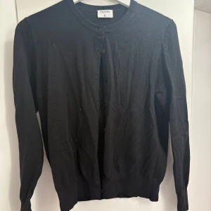 Svart kofta från Filippa K - Klassisk svart kofta från Filippa K med rund hals och knappar framtill. Jätte najs nu inför hösten.