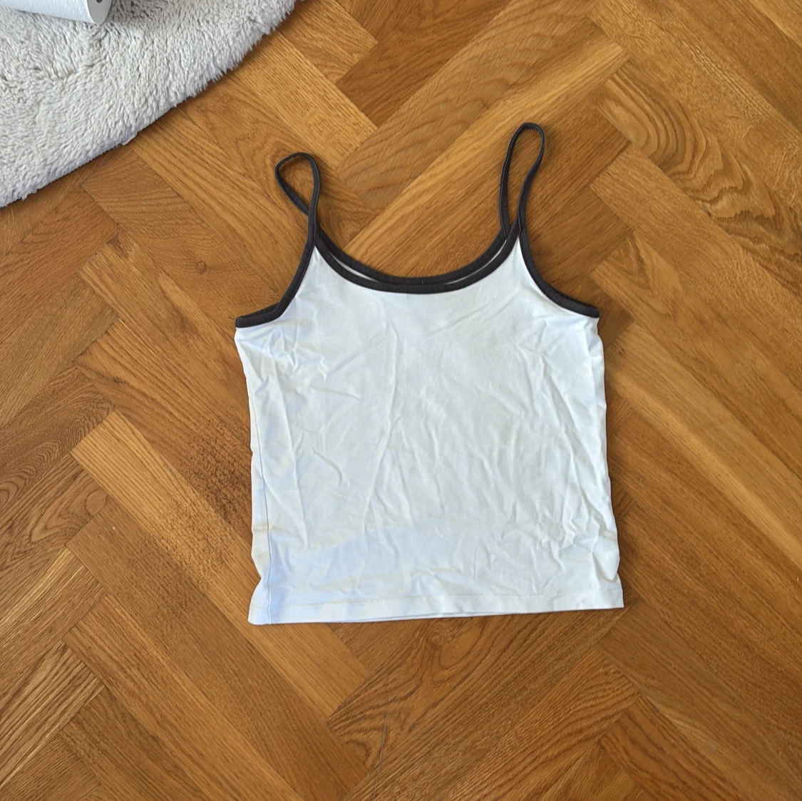 Vit linnetopp med grå kant från H&M - 2