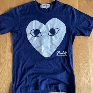 Comme des Garçons Play t-shirt - Mörkblå t-shirt från Comme des Garçons Play. Storlek S, väldigt bra skick inga defekter eller skador.