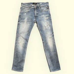 Replay Anbass - Säljer dessa tvärfeta replay jeans i modellen Anbass! Storleken är W33 | L 32! Jeansen har en snygg slitning på sig (hålen är inte rakt igenom utan detaljer) 