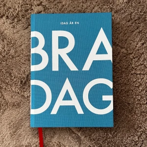 Idag är en bra dag - En inspirerande dagbok där du kan fylla i dagens känslor, väder och reflektioner. Perfekt för dig som vill boosta ditt välmående, sätta mål och peppa dig själv med citat. Skapa din egen positiva rutin och följ din utveckling dag för dag!