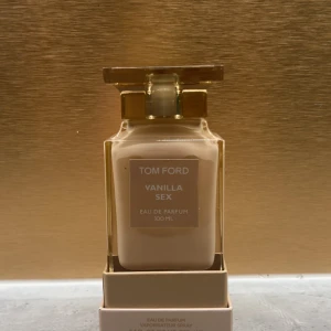Tom Ford Vanilla Sex EdP 100ml - Tom Ford Vanilla Sex Eau de Parfum 100 ml kommer i en lyxig, beige och guldig fyrkantig flaska med matchande kartong. Doften är känd för sina varma, sensuella vaniljtoner och exklusiva känsla. Perfekt för dig som vill sticka ut med en modern och sofistikerad parfym.