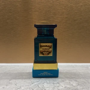 Tom Ford Neroli Portofino Parfum 100ml - Exklusiv parfym från Tom Ford, Neroli Portofino, i en lyxig blå glasflaska med guldiga detaljer och fyrkantig form. Flaskan rymmer 100 ml och har en elegant design med TF-logga på locket. Perfekt för dig som gillar fräscha och sofistikerade dofter.