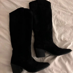 Stövlar - Knähöga stövlar i mocka från boohoo. Storlek 36. Använda ett par gånger men fortfarande fint skick. Nypris runt 500🥰