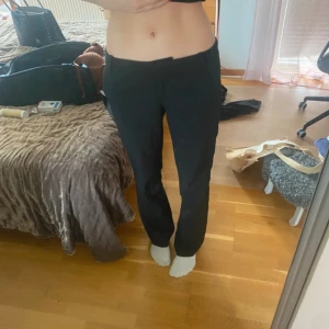 Svarta kostymbyxor från BikBok - Snygga svarta kostymbyxor från BikBok i storlek 36. De har el liten defekt på bakfickan men som inte snys när man använder de!💕