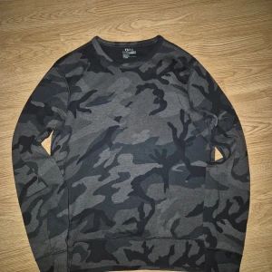 Ralph lauren camo  - Säljer nu min ralhp lauren tröja då den inte används längre. Exklusive modell som ej tillverkas längre så den är ovanligt. Storlek M och passar runt 175.