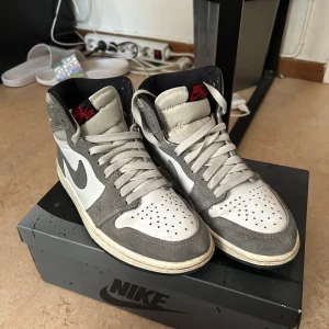 Nike Jordan 1 High OG Retro - Säljer ett par Nike Jordan 1 Highs OG Retro i st 37 (passar som 38) använda men i väldigt bra skick. Kan sänka pris vid snabb affär