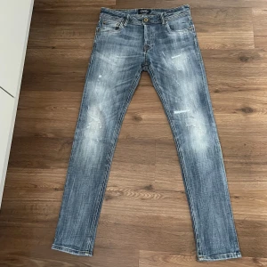 Jack and Jones jeans  - Riktigt feta Jack and Jones jeans med slitningar| Dom är i ett väldigt bra skick utan defekter | Modellen är slim/glenn och storleken är 29/32 | Priset kan diskuteras vid snabb affär!