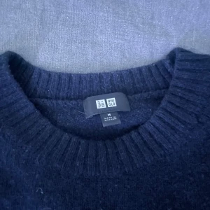 Stickad tröja - Fet stickad tröja från uniqlo i färgen marin blå. Tröjan är i storlek M och är i väldigt bra skick. Skriv gärna vid funderingar. Priset är inte hugget i sten!
