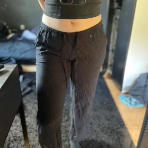 Svarta linnebyxor  - Midwaist och raka i modellen🖤