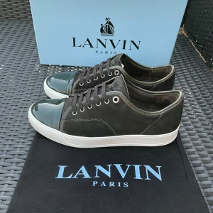 Svarta lanvin cap toe - Säljer nu dessa Svarta lanvin cap toe i uk 8 som passar 42-43, dustbag och box ingår. skorna är fixade med whitnercream för att dem ska se extra fräscha ut vid sulan, skriv för fler bilder/frågor🙌🏼