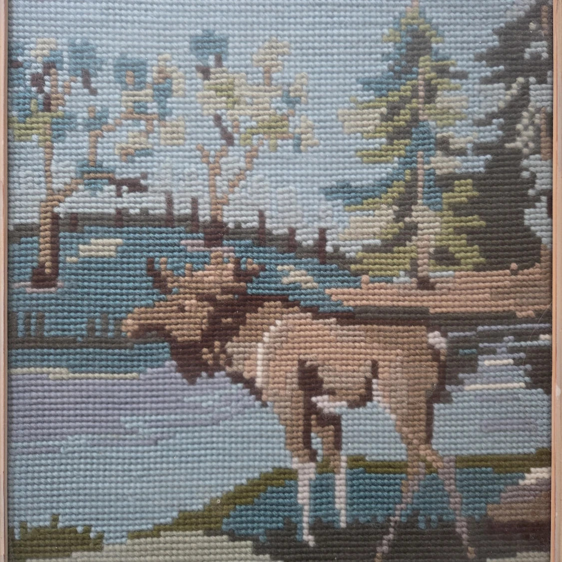 Tavla med motiv av en älg i naturen, broderad  - 1