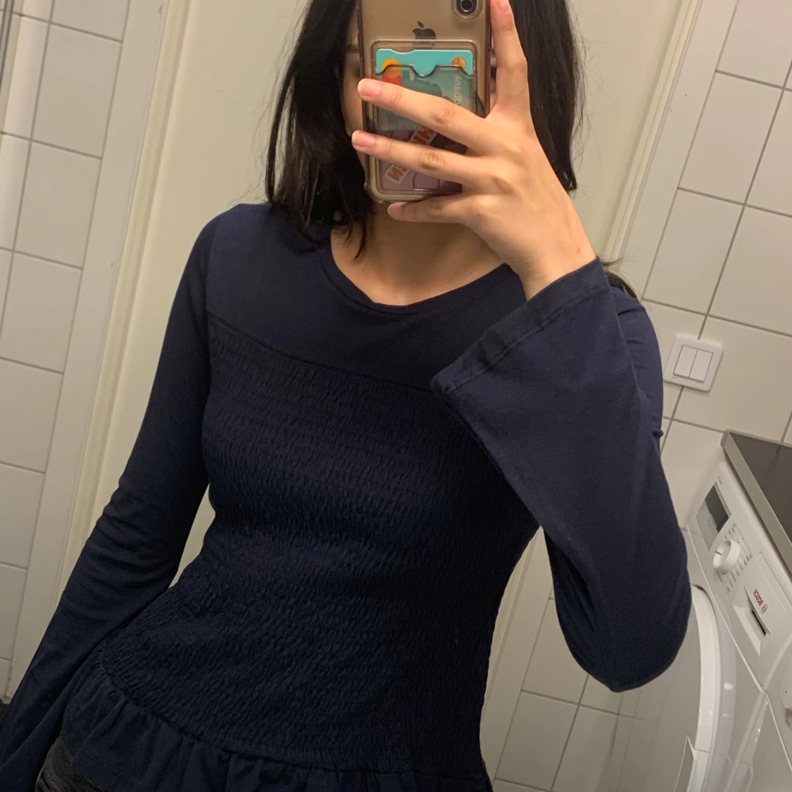 Mörkblå långärmad topp med volang