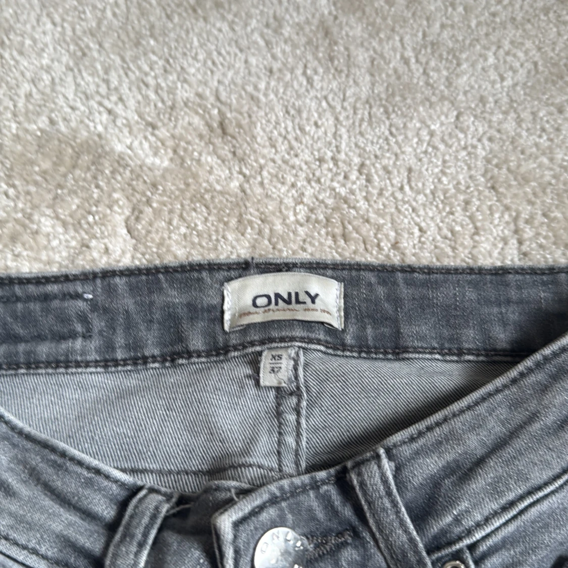 Grå bootcut jeans från ONLY XS - 2