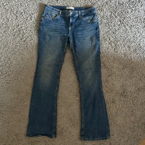 Zara jeans - Blåa bootcut jeans ifrån Zara🤩 Lite slitningar längst ner men inget man tydligt märker av! Pris kan diskuteras!!
