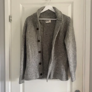 Stickad cardigan  - Säljer denna riktigt snygga och unika cardigan från Dobber! Vad jag vet säljs den inte längre. Tyvärr har den blivit för liten på mig vilket gör att jag säljer den. Perfekt nu inför hösten och vintern som kommer! 