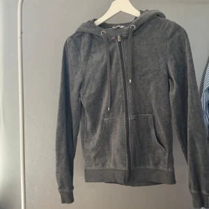 Grå hoodie med dragkedja  - Mjuk grå hoodie från Cubus i storlek XS. Tröjan har huva med snörning, praktiska fickor framtill och hel dragkedja. Perfekt för chill dagar och enkel att matcha med jeans eller leggings. Materialet känns som bomull och polyester, med långärmade ärmar och normal passform.