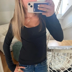 Två basic tröjor - Säljer två stycken uringade tröjor. Båda för 40, en för 20. Ena är svart och andra mörkblå. Båda är i storlek XS☺️Använd fåtal gånger 