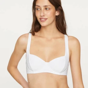 BIKINI-set OYSHO - Säljer bikini-set från OYSHO. Balconett-behå med blomma i jacquard (storlek L - passar som M). Brasiliansk bikinitrosa jacquard V-snitt (storlek M).