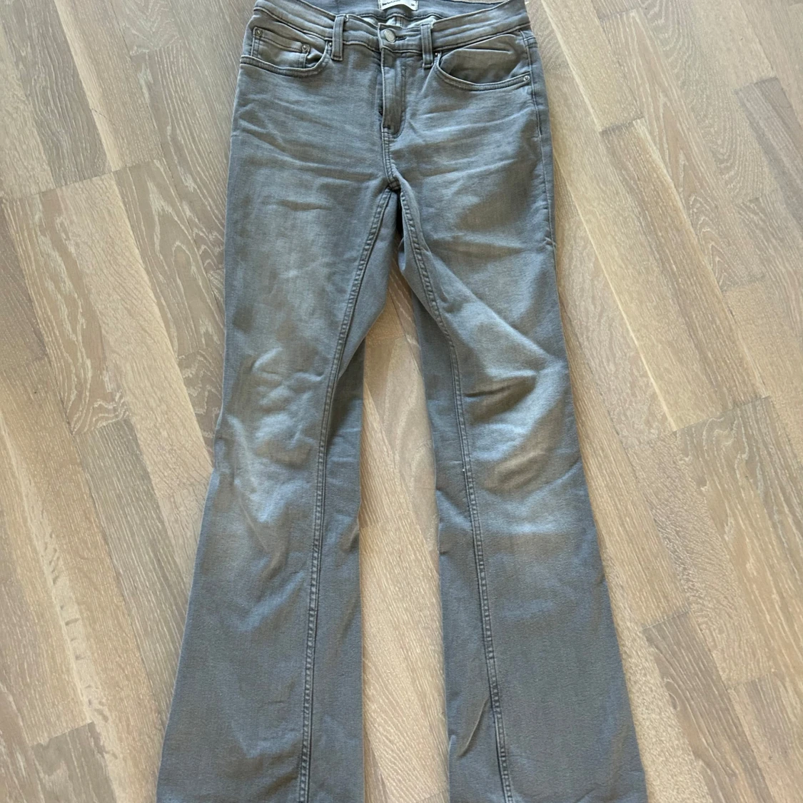 Grå bootcut jeans från Perfect Jeans