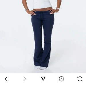 Nitted mjukisbyxor  - Snygga mörkblå mjukisbyxor med bootcut passform och snörning i midjan. Kända märket nitted av Tilla! Utsålda på hemsidan! Endast testade, orginalfärpackning osv kvar! Hur fina som helst men tyvärr försmå för mig. Byxorna har låg midja. 💞🥰Tveka inte på att ställa frågor eller lägga prisförslag, eller be om egna bilder!!🩷nypris 479 men som sagt helt slutsålda och svåra att få tag på