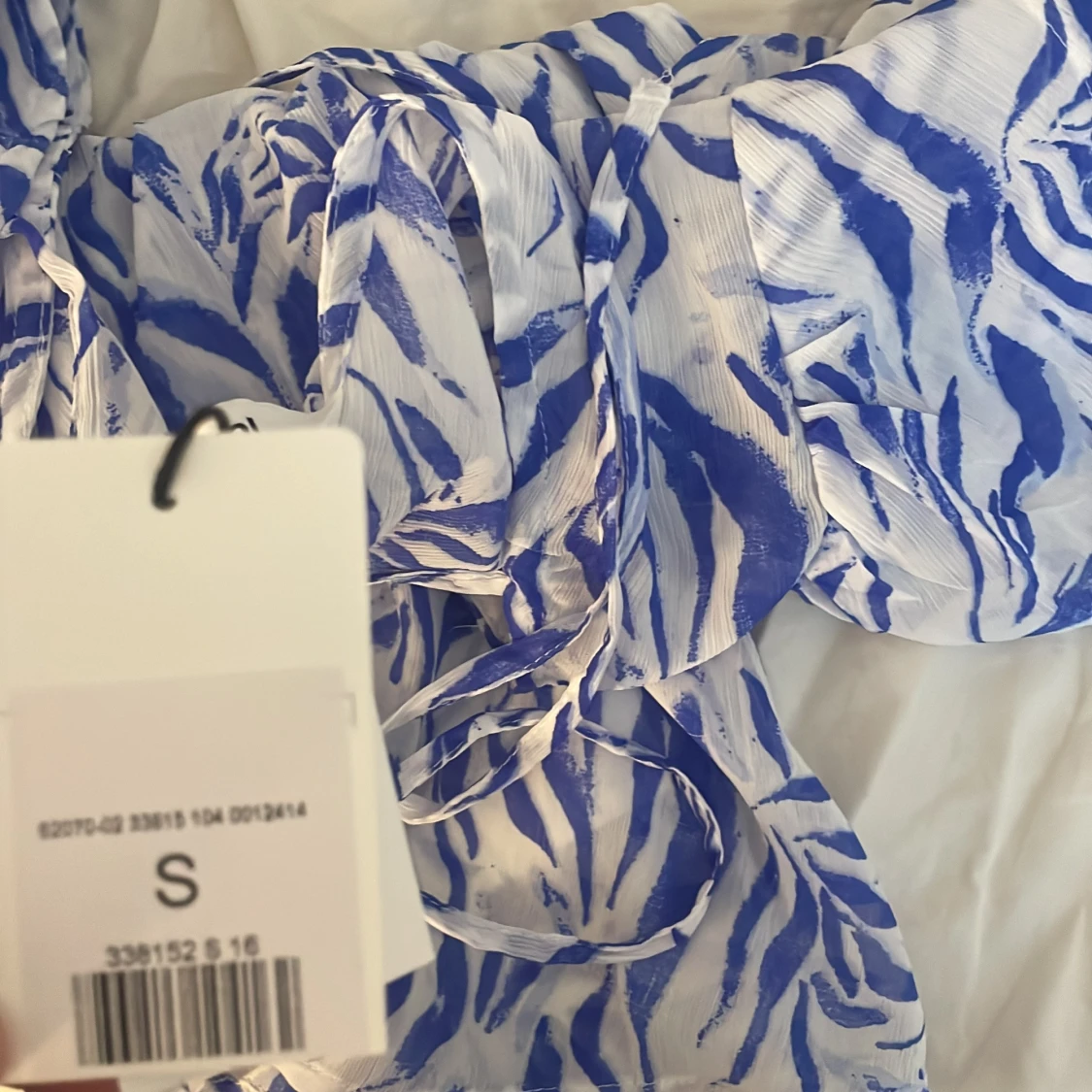 Blåvit zebramönstrad blus från Kappahl  - 3