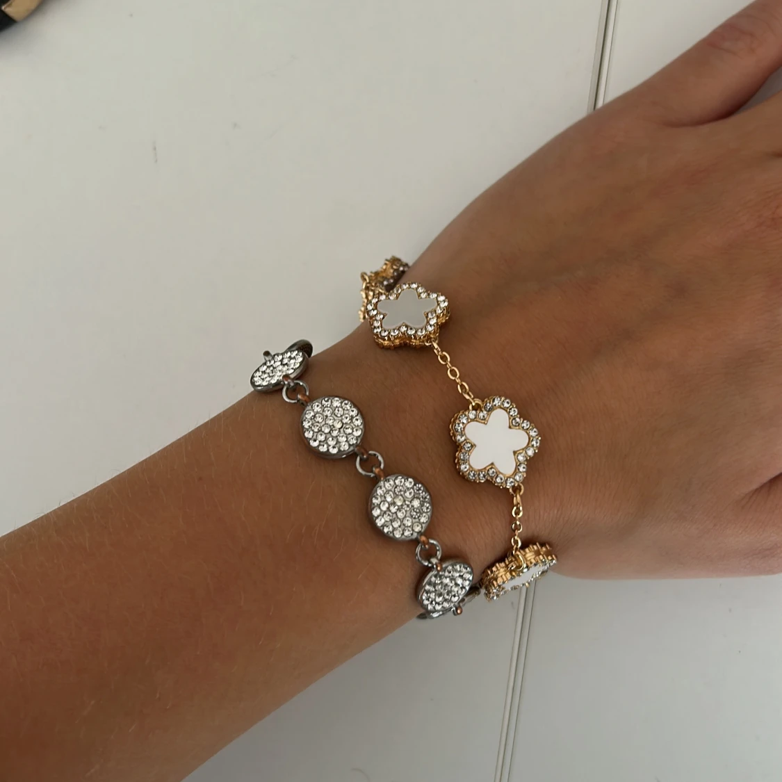 Två glittriga armband med blommor