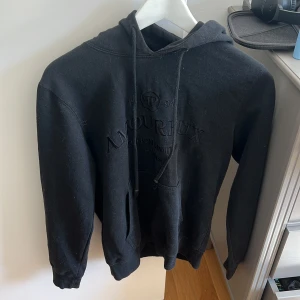 Svart hoodie - Basic svart hoodie med fint broderi framtill där det står Amoureux edition limitee Paris!! Rensar garderoben innan flytt så säljer mycket för billigt! Står ingen storlek men troligtvis xs, men beror självklart hur löst eller tajt man vill att den ska sitta!