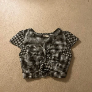 Rutig croppad blus från Hollister 🖤🤍 - Storlek L, men är inte true to size och passar mig som är S/M på pricken! 