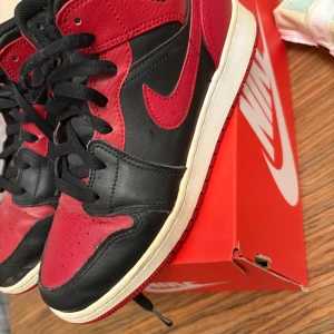 Nike Air Jordan 1  - Säljer ett par Nike Air Jordan 1 Highs. Har synliga ”skador” längst fram. Men bortsett från de är de inga andra synliga skador o så. Pris kan diskuteras.