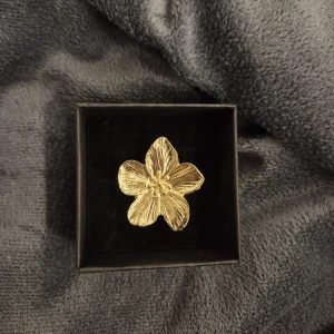 Blomma ring guld  -  GRATIS GÅVA MED VARGE ORDER!! Köp en bundle!!! Supertrendig stockholmsstil tjejer, ring guld. Gjord av stål, jag svarar och skickar alltid snabbt!