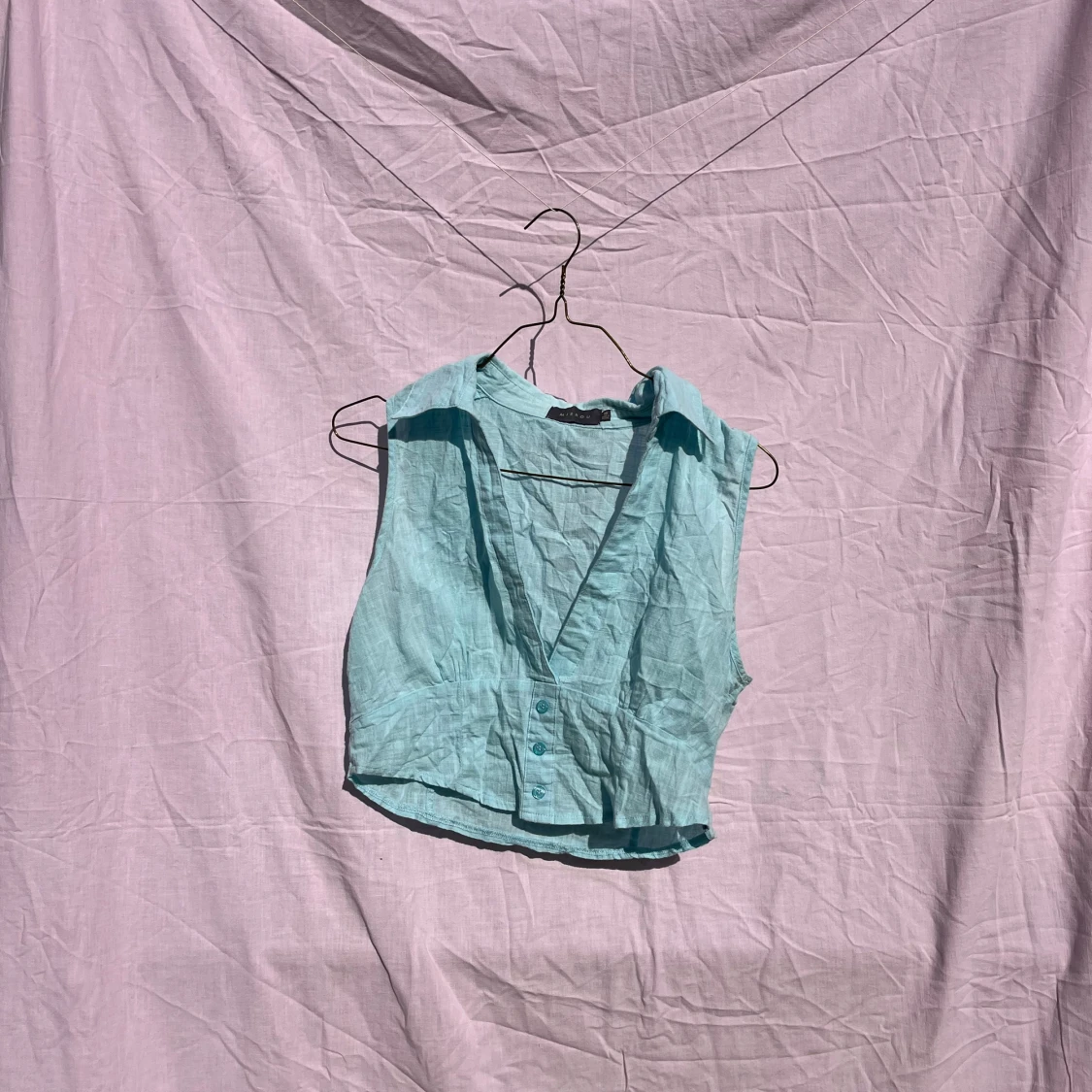 Ljusblå ärmlös linnetopp från Mirrou