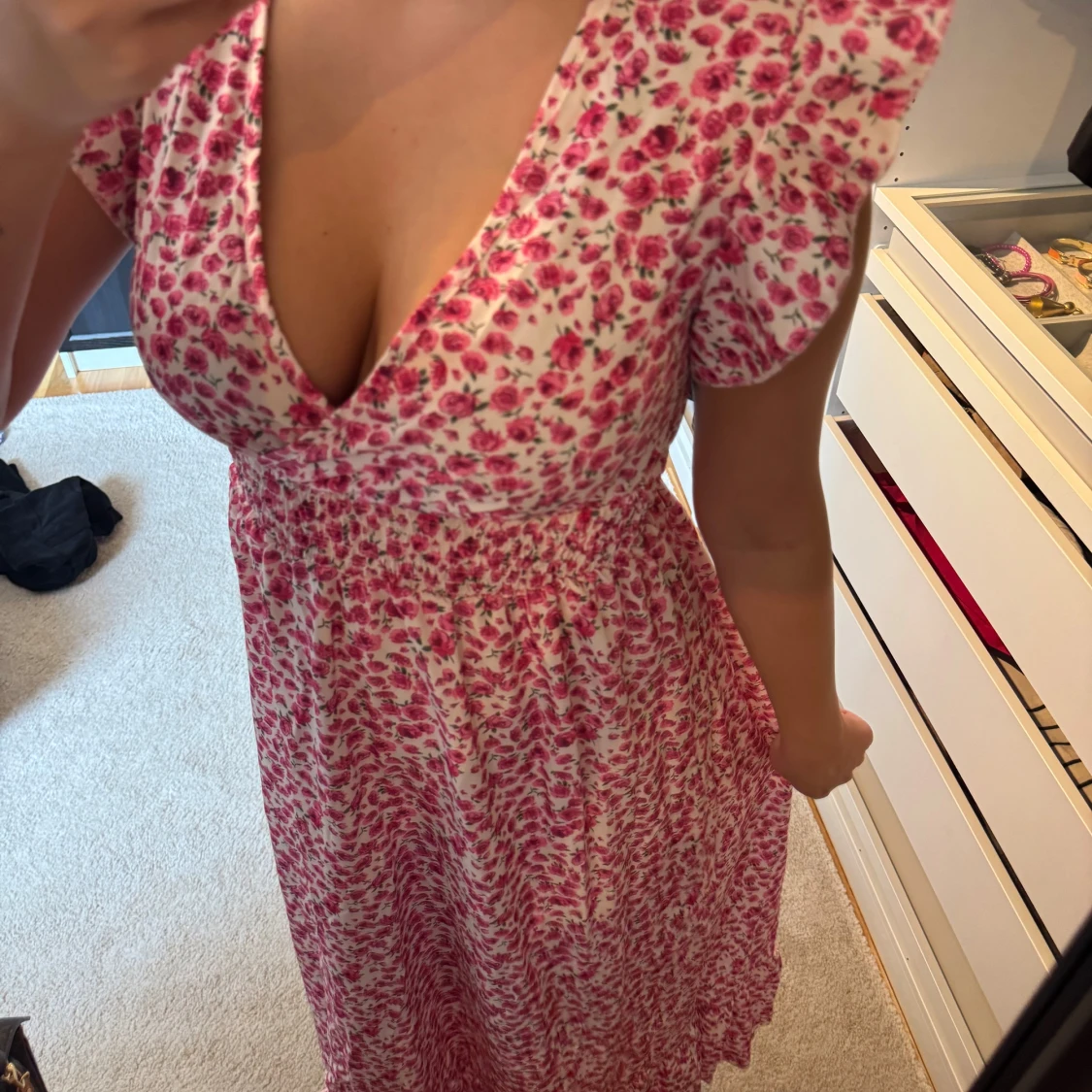 Blommig rosa långklänning med v-ringning