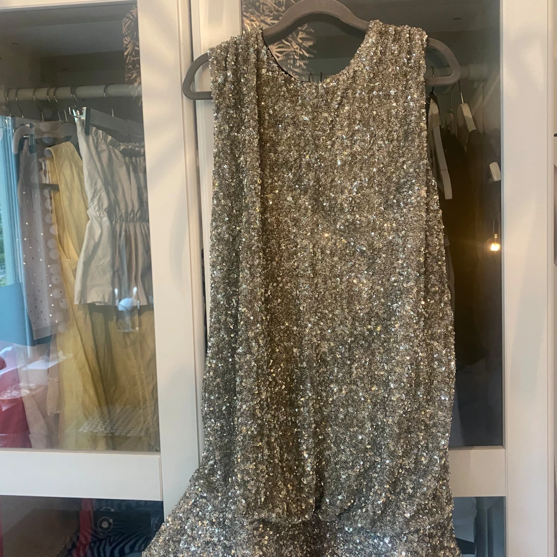 Intressekoll paljett klänning med turban  - 1