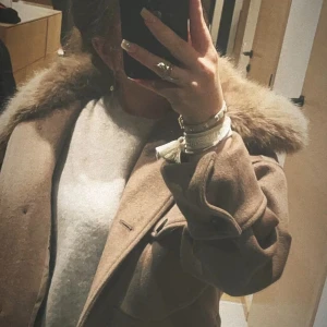 Beige pälsjacka från Meotine Storlek XS/S - Säljer en beige pälsjacka från Meotine med fluffig krage i fuskpäls. Perfekt för dig som vill ha en snygg och trendig look i höst och vinter. Jackan är i väldigt bra skick och säljer eftersom den inte har kommit till användning! 😊