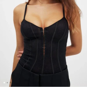 Svart spetsbody - Såå snygg svart body i spets! Helt ny med prislapp kvar, aldrig använd. Nypris 400 kr 🌸