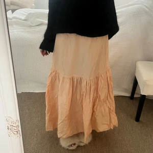 Långkjol i Aprikos  - Så snygg långkjol i aprikos, den är såklart mycket snyggare när den är strykt😅😅💞💞